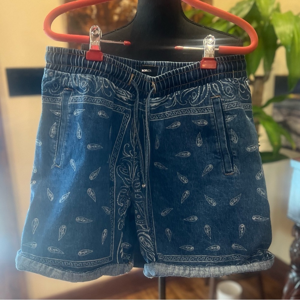 NOVAMEN shorts size large in GUC